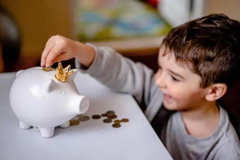 Enseñando a tus Hijos el Hábito del Ahorro desde Pequeños